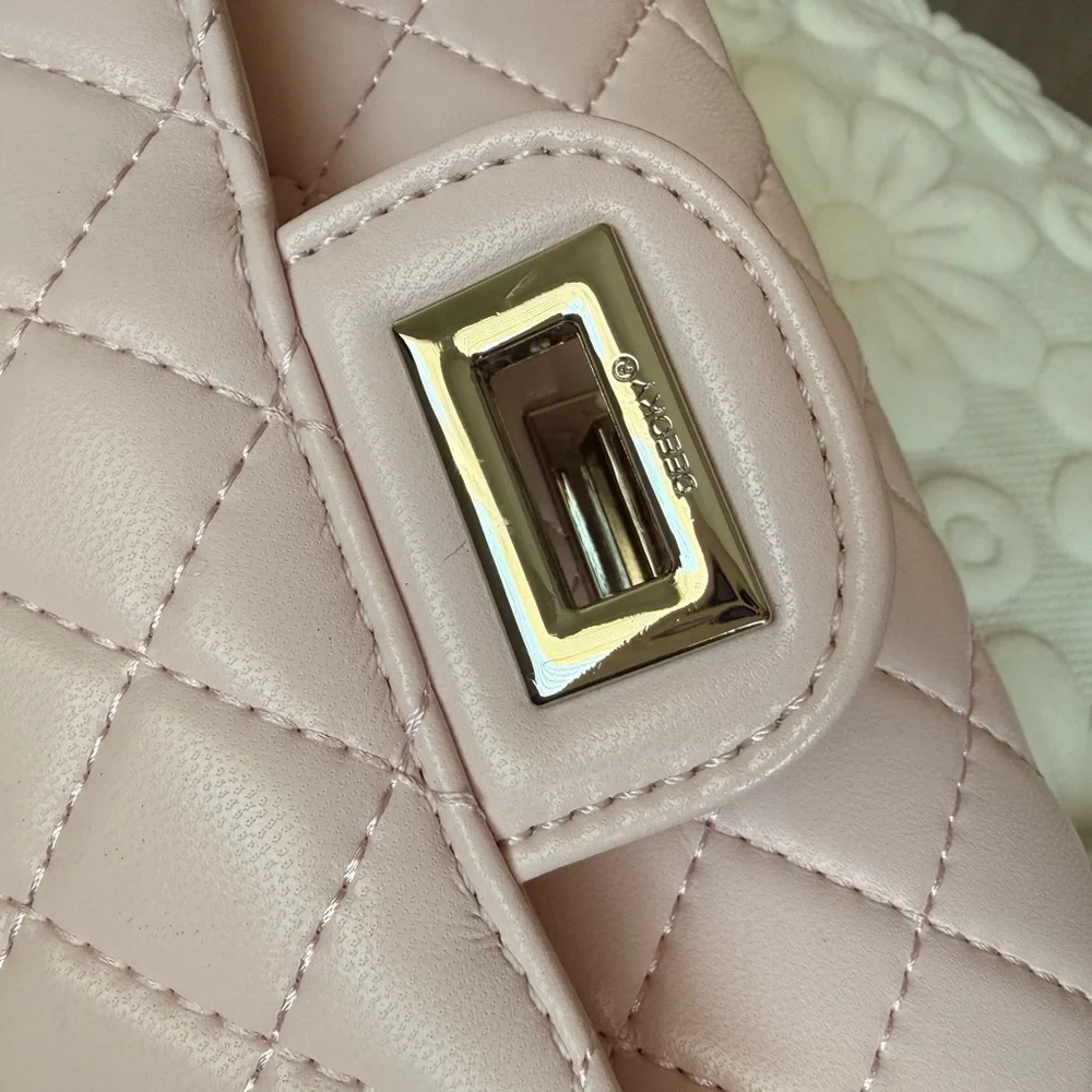 Women Quilted Flap Handbag in Composite Calfskin Leather Crossbody Bag - Picture 7 of 8